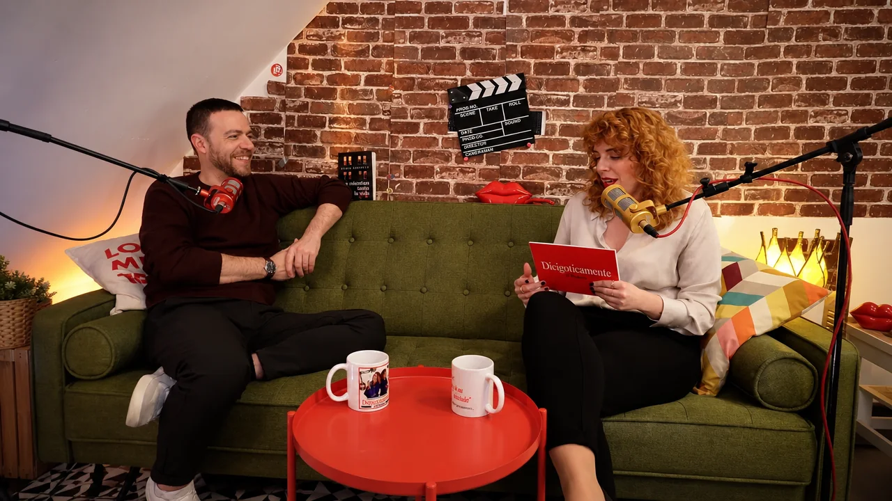 Entrevista en sofá dentro del estudio Local Reset con fondo de ladrillo