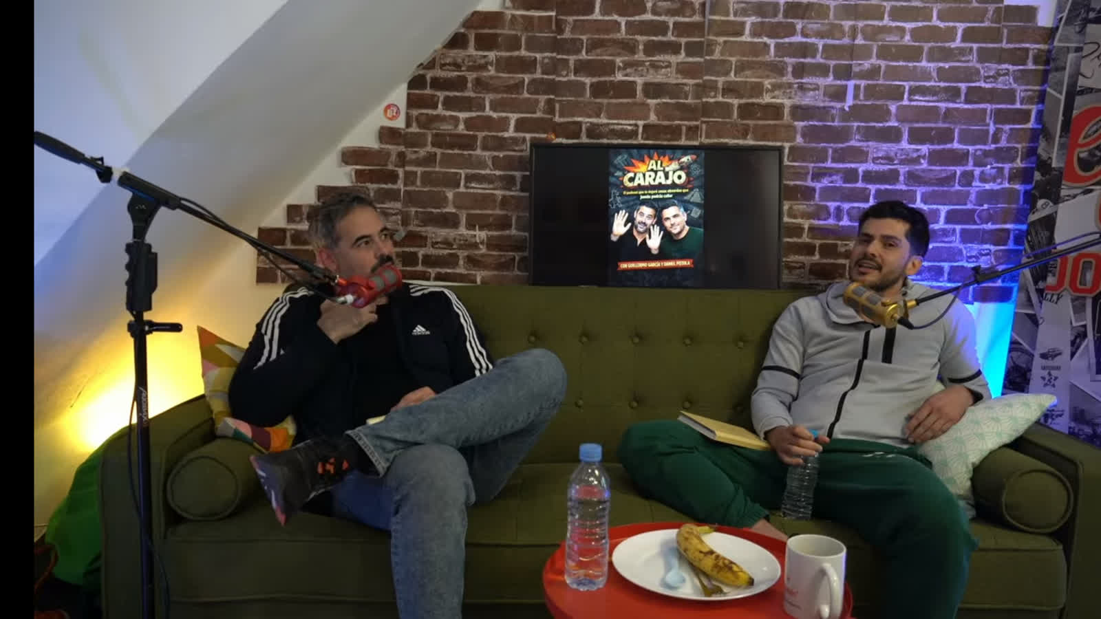 Conversación en el set sofá del estudio