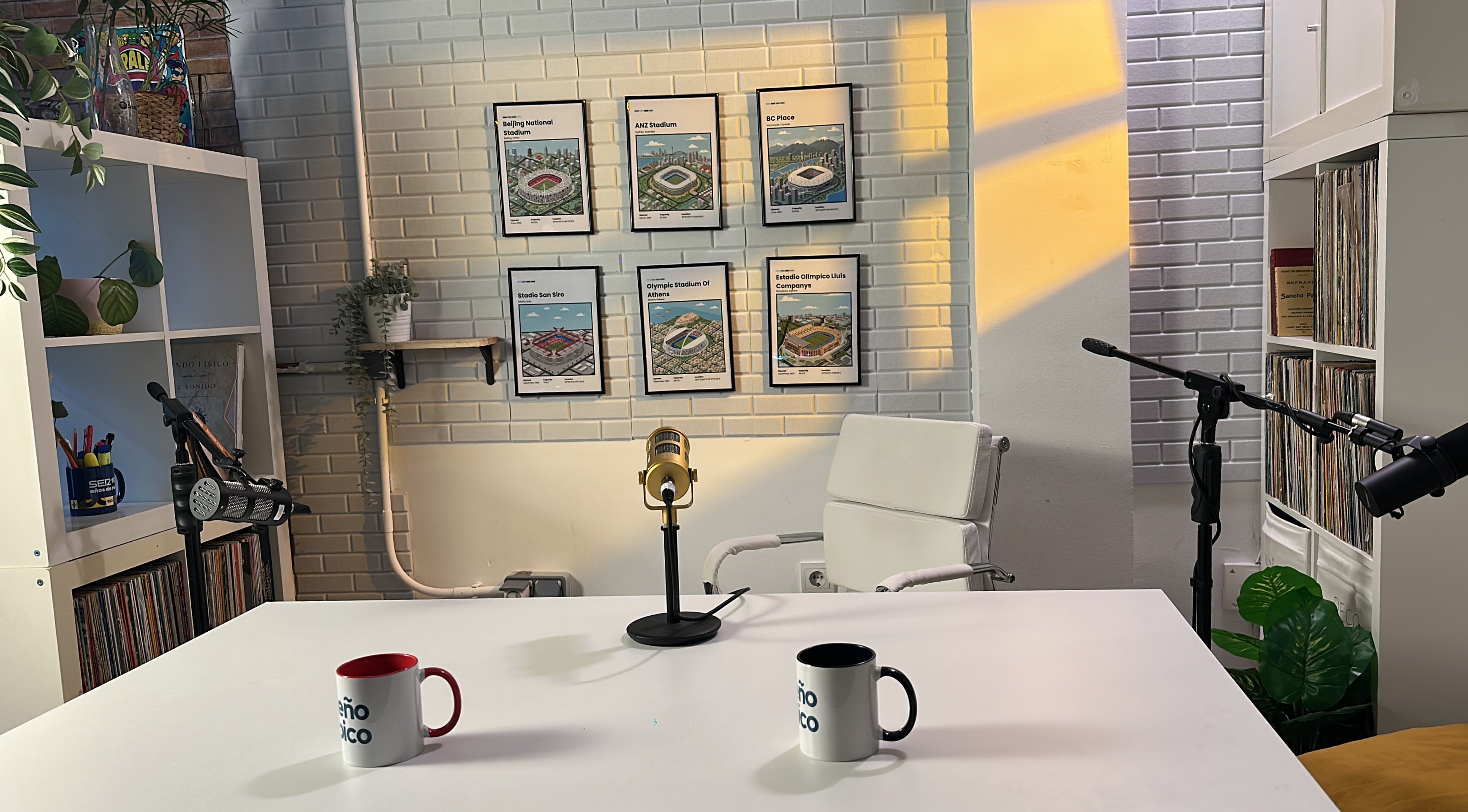 Detalle del estudio con micros y set de grabación