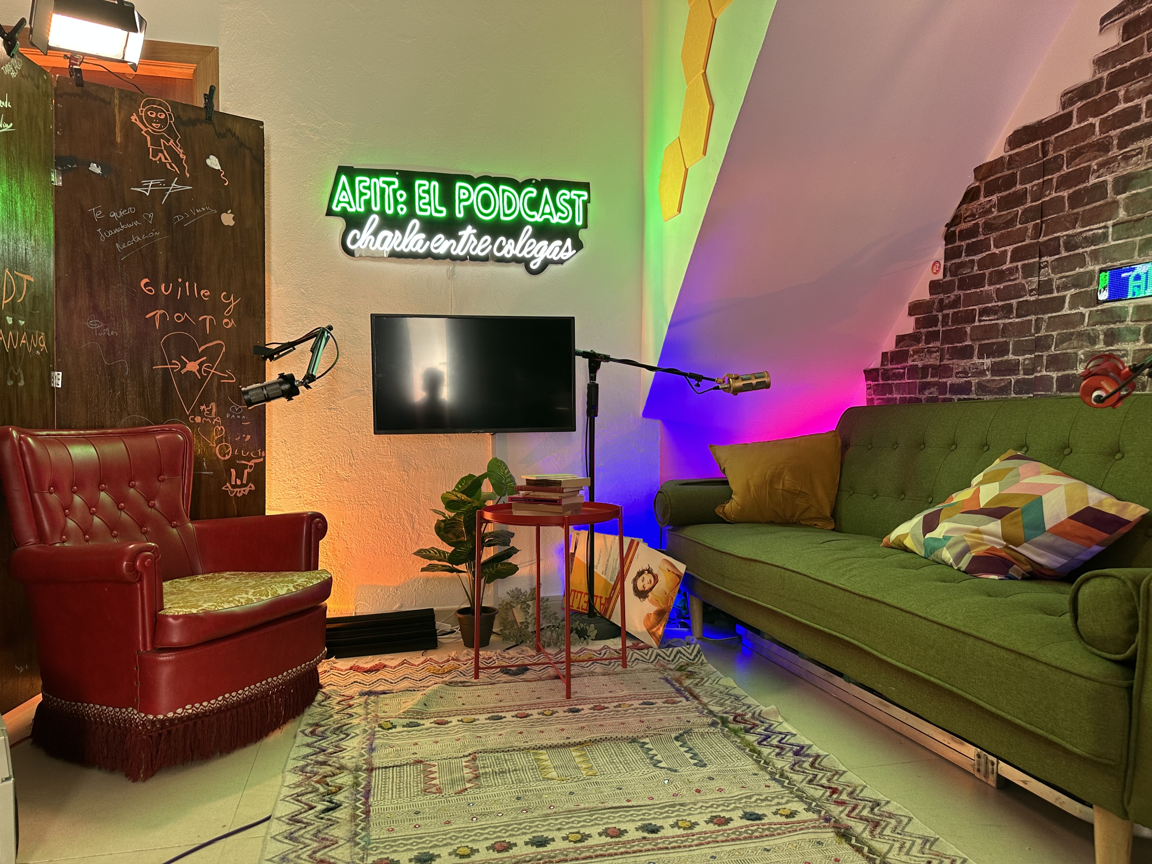 Set sofá del estudio preparado para grabación